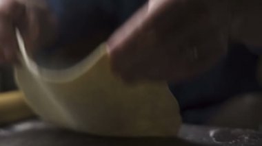 Çiftçi elleri ile hamur hizalar. Video