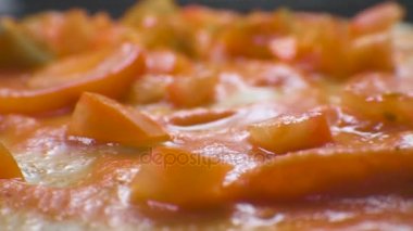 İnce hamur, domates salçası ve domates dilimleri. Video yakın çekim