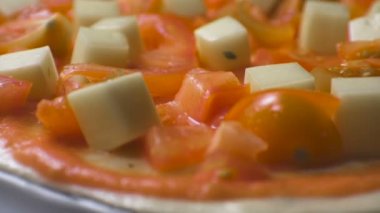 Kiraz, mozzarella ve domates üzerinde ince bir hamur. Video yakın çekim