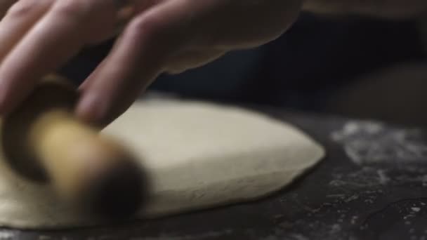 Arrotoli la pasta, il mattarello di legno e le mani. Video. — Video Stock