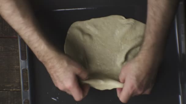 Le fermier étale la pâte pour la pizza sur une plaque à pâtisserie. Vidéo — Video