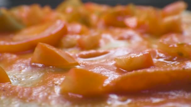 Cienkie ciasto, koncentrat pomidorowy i plasterki pomidorów. Zbliżenie wideo — Wideo stockowe