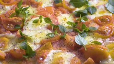 Hazır pizza Margarita kiraz, peynir ve fesleğen yaprakları. Video