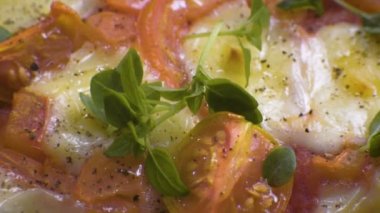 Kiraz, peynir ve fesleğen hazır pizza Margarita yakın çekim yaprak. Video