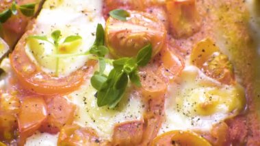 Pizza Margarita yukarıdan bir bıçakla kesilir. Video