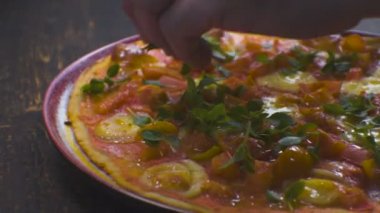 Pizza margarita kurullarında bir tabakta Fesleğenli yan görünümü. Video