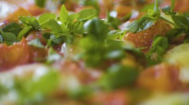 Erimiş peynir, domates ve fesleğen bulanıklığı. Video