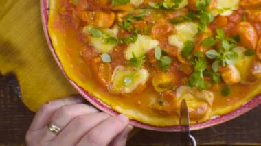 Çiftçi ev yapımı pizza yukarıdan parçalara böler. Video