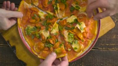 Pizza dilimleri margarita ellerini almak. Video