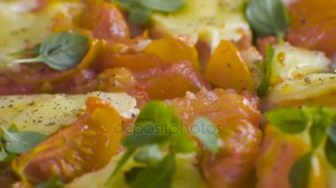 Dilim pizza Margarita elinde. Video