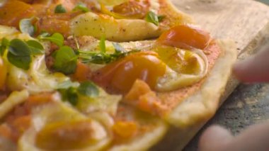 Dilim pizza Margarita elinde bulanıklık. Video