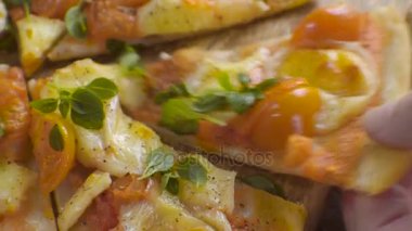 Pizza dilimleri Margarita elinde bir yakın çekim. Video