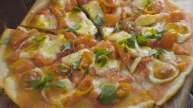 Dilim pizza Margarita üstten görünüm elinde. Video