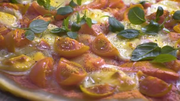 Pizza pronta Margarita com cereja, queijo e manjericão folhas vista lateral. Vídeo — Vídeo de Stock