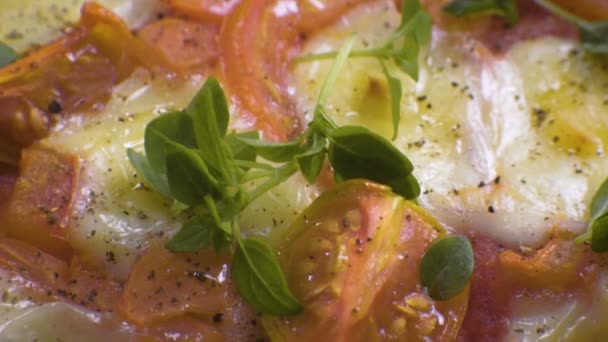 Färdig pizza Margarita med körsbär, ost och basilika blad närbild. Video — Stockvideo