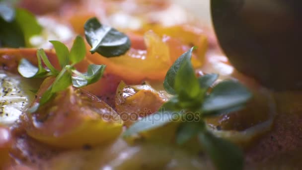Pizza Margarita skär en närbild med en kniv. Video — Stockvideo
