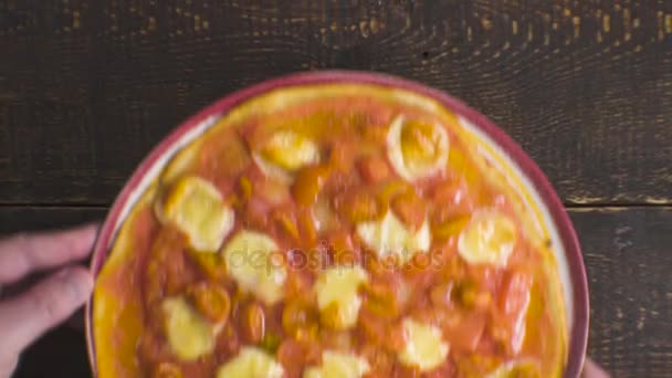 Pizza Margarita na talerzu na deski. Wideo — Wideo stockowe