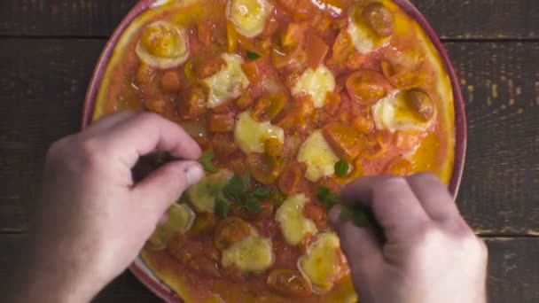 Pizza margarita s bazalkou na štítku na prknech. Video — Stock video