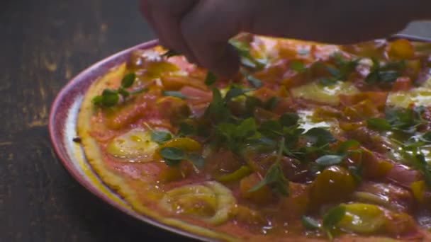 Zijkant pizza margarita met basilicum op een plaat op de planken. Video — Stockvideo