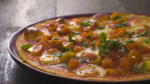 Margarita de pizza pronta com manjericão em uma chapa na vista lateral de conselhos. Vídeo — Vídeo de Stock