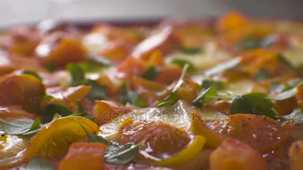 Margarita de Pizza preparada con albahaca en un plato borroso. Vídeo — Vídeos de Stock