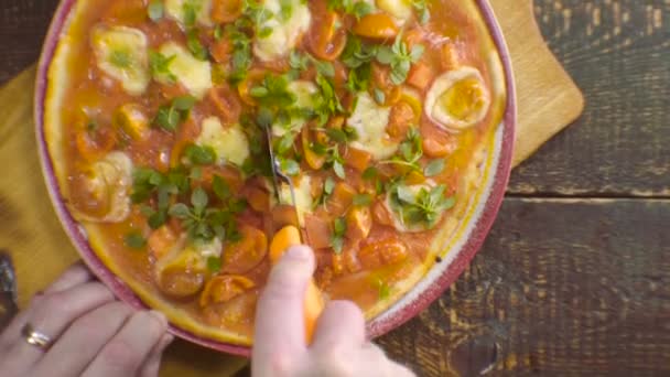 Bauer schneidet selbst gemachte Pizza in Stücke. Video — Stockvideo