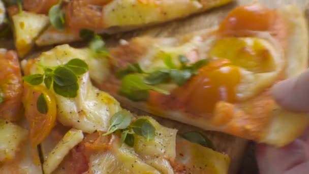 Pizza corta Margarita nas mãos de um close-up. Vídeo — Vídeo de Stock