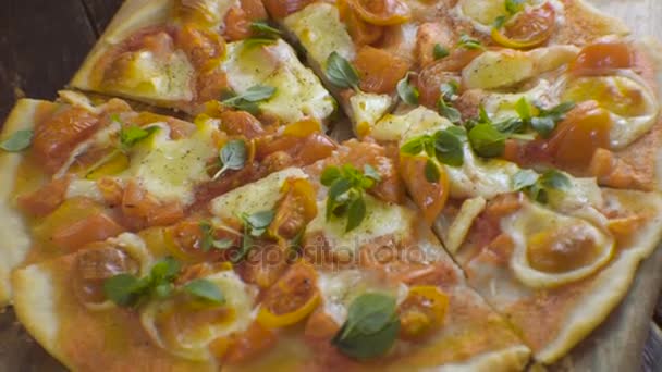 Dilim pizza Margarita üstten görünüm elinde. Video — Stok video