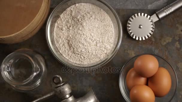 Tamiz, cuchillo e ingredientes para pasta. Vídeo — Vídeo de stock