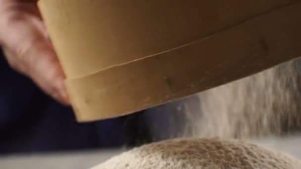 Tamisage de farine à grains entiers à travers une vue latérale de tamis. Vidéo — Video