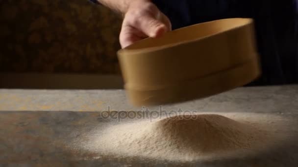 O homem peneira a farinha para massas caseiras. Vídeo — Vídeo de Stock