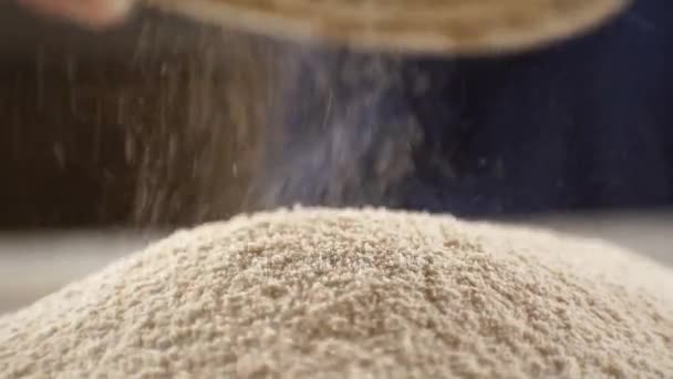 男性のクローズ アップの手ふるい、小麦粉をふるい。ビデオ — ストック動画