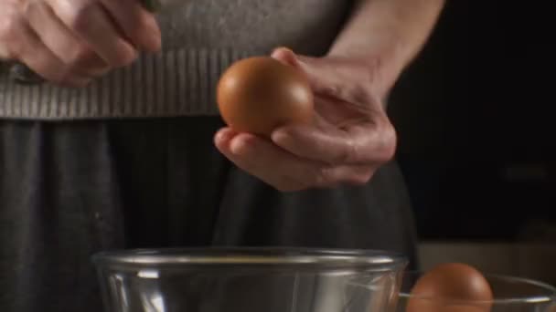 Woman splits a raw egg into a bowl. Vidio — Stock Video