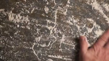 İnce tabaka un taş bir tablo. Video