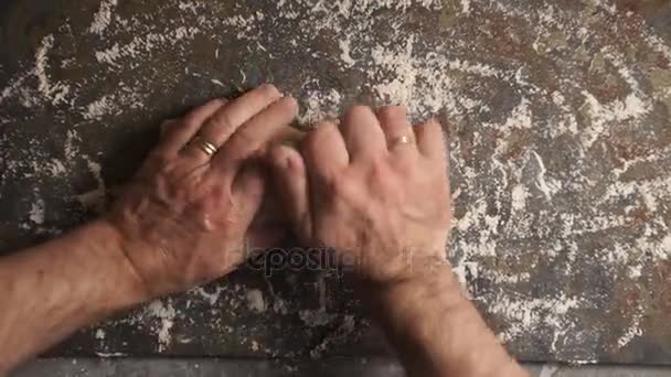 小麦粉と石のテーブルに生地の薄い層。ビデオ — ストック動画