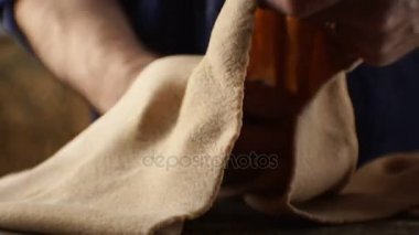 İnce hamur makarna elinde bir adam yakın çekim için. Video