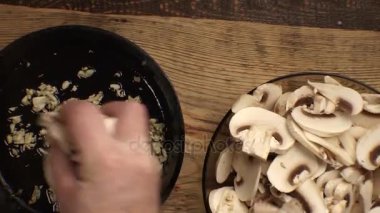 Mantar ve sarımsak bir tava koyun. Video