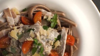 Hazır makarna mantar sos ve peynir ile. Video