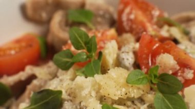 Peynir, fesleğen yaprakları ve makarna Cherry'yi görünümü top. Video