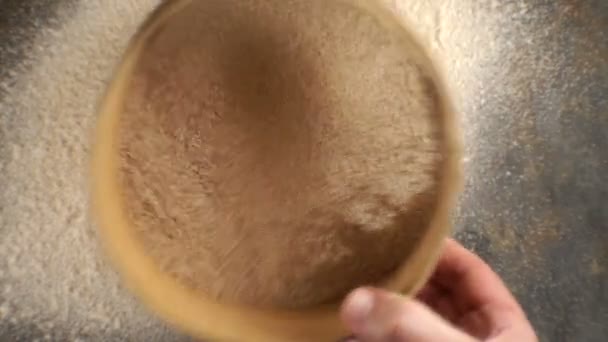 L'uomo setaccia la farina per una sfocatura di pasta fatta in casa. Video. — Video Stock