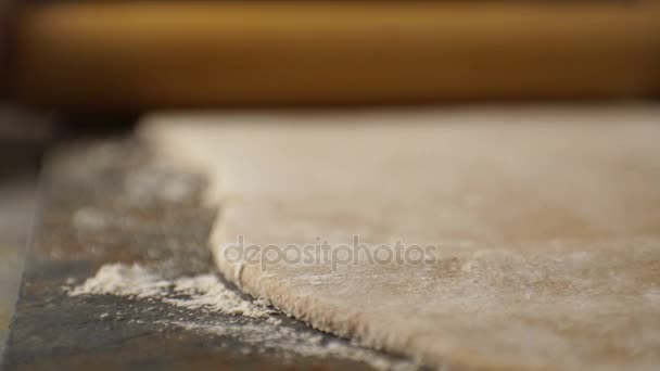 Sottile strato di pasta e un mattarello sul tavolo. Video. — Video Stock