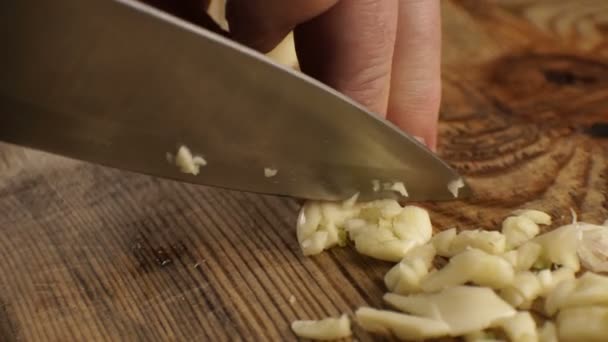 Κομμένο σε φέτες σκόρδο για σάλτσα πλευρική θέα. Βίντεο — Αρχείο Βίντεο