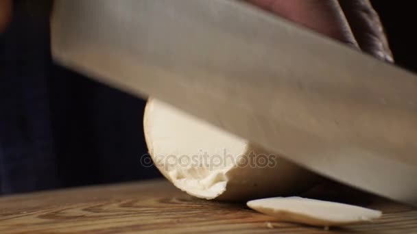 Verse champignons snijden op een houten plank zijaanzicht. Video — Stockvideo
