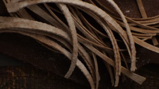 Суха макаронна траншея на коричневій дошці. Відео — стокове відео
