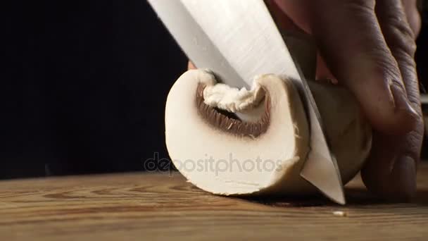 Snijden van verse champignons zijaanzicht. Video — Stockvideo