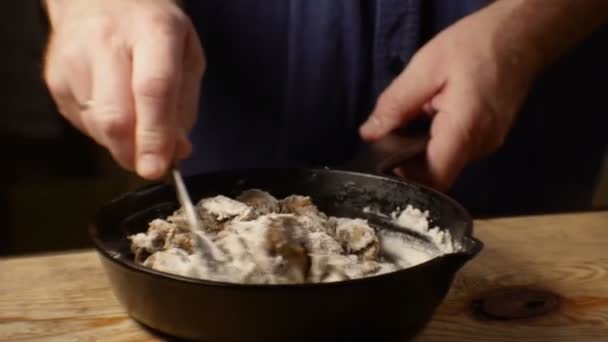 Champinhons, alho e creme em uma panela de ato de fritar. Vídeo — Vídeo de Stock