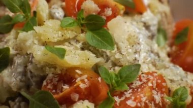 Peynir, fesleğen yaprakları ve makarna yakın çekim kiraz. Video