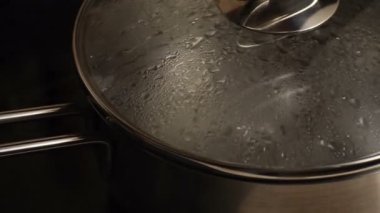 Damla tencere kapağı akışı. Video