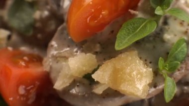 Makarna, mantar sosu ve kiraz. Video