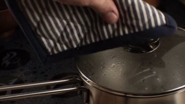 Adam kapak yatak, Video kapalı alır